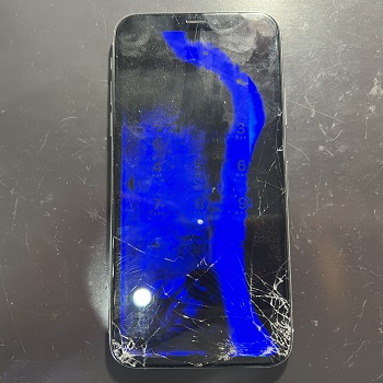 iPhoneXs　液晶破損　青い　液漏れ